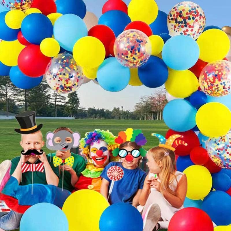 Karnevalski cirkus balonski luk i galonski kit, crveni žuti plavi baloni i duge višebojnik unaprijed ispunjeni konfetski balon za